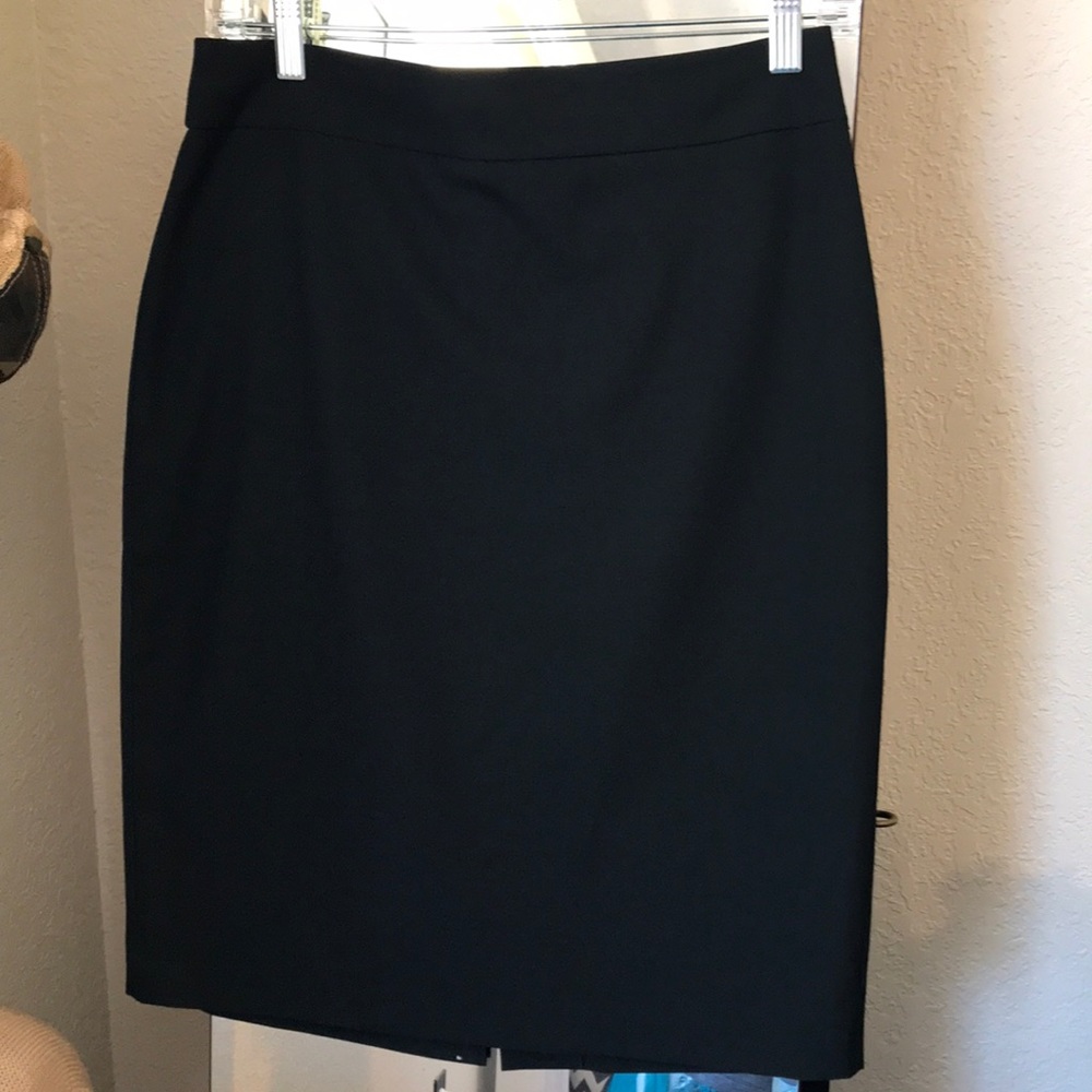 Ann Taylor size 2 black pencil skirt.